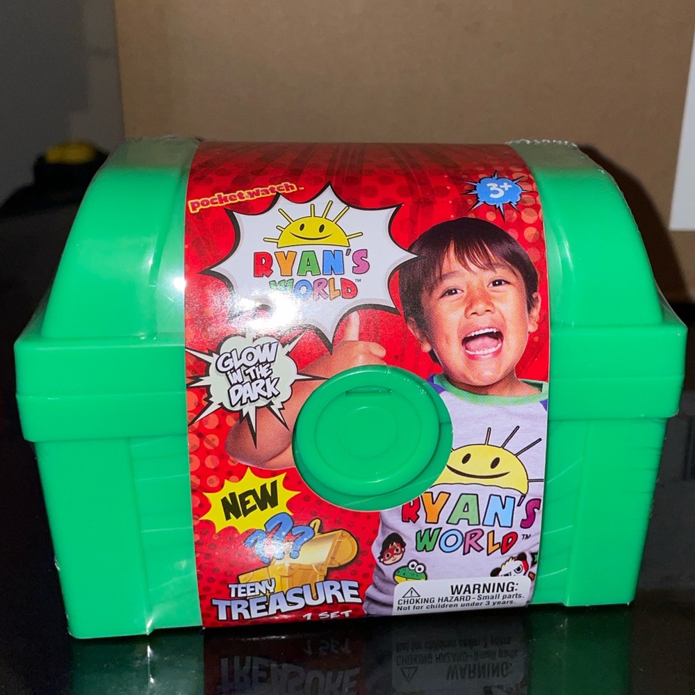 Ryan's World Micro Glow in the Dark Treasure Chest